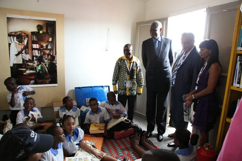 Abdou Diouf visite le Village de la Francophonie